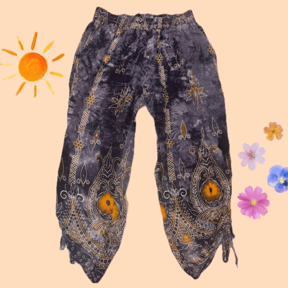 Raya Sun Black and Orange Floral Capri Pants